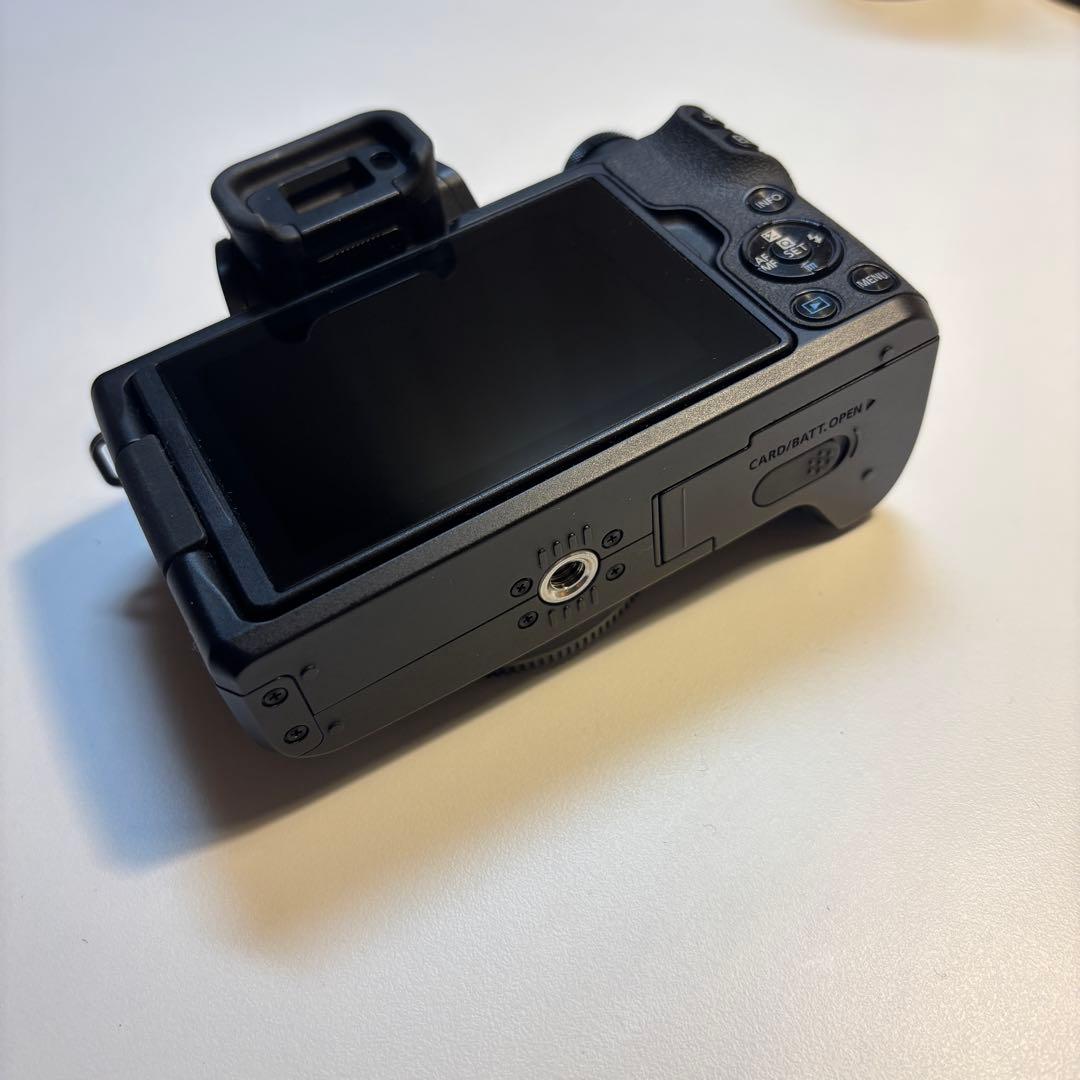 Canon EOS Kiss M ダブルズームキット ミラーレス一眼