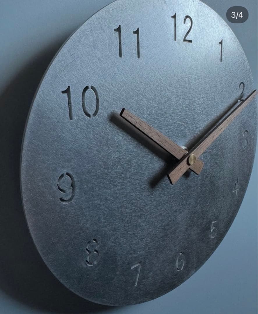 シンプルなメタル製掛時計