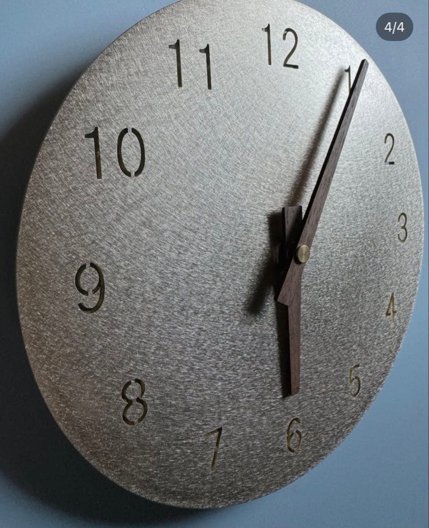 シンプルなメタル製掛時計