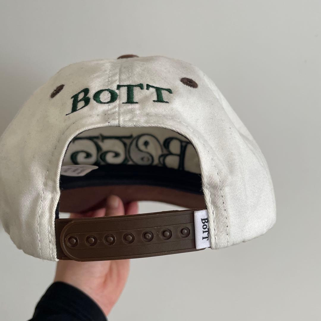 BOTT 刺繍ロゴ スナップバック　キャップ ホワイト/ブラウン