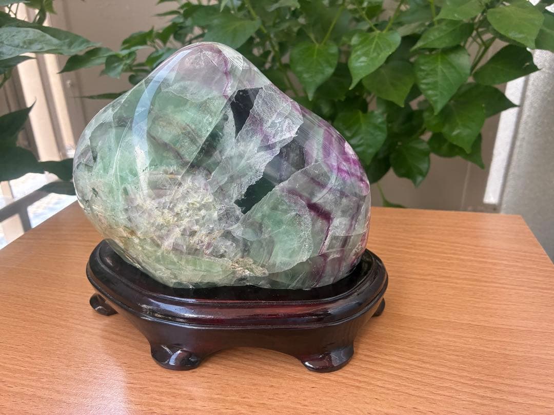 【フローライト全面磨き】紫と緑の芸術　蛍石 天然石 観賞石 台座付き