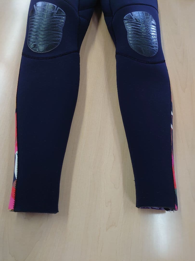 Billabong 秋冬初春用 裏起毛セミドライスーツ 黒・赤/カラフル葉柄