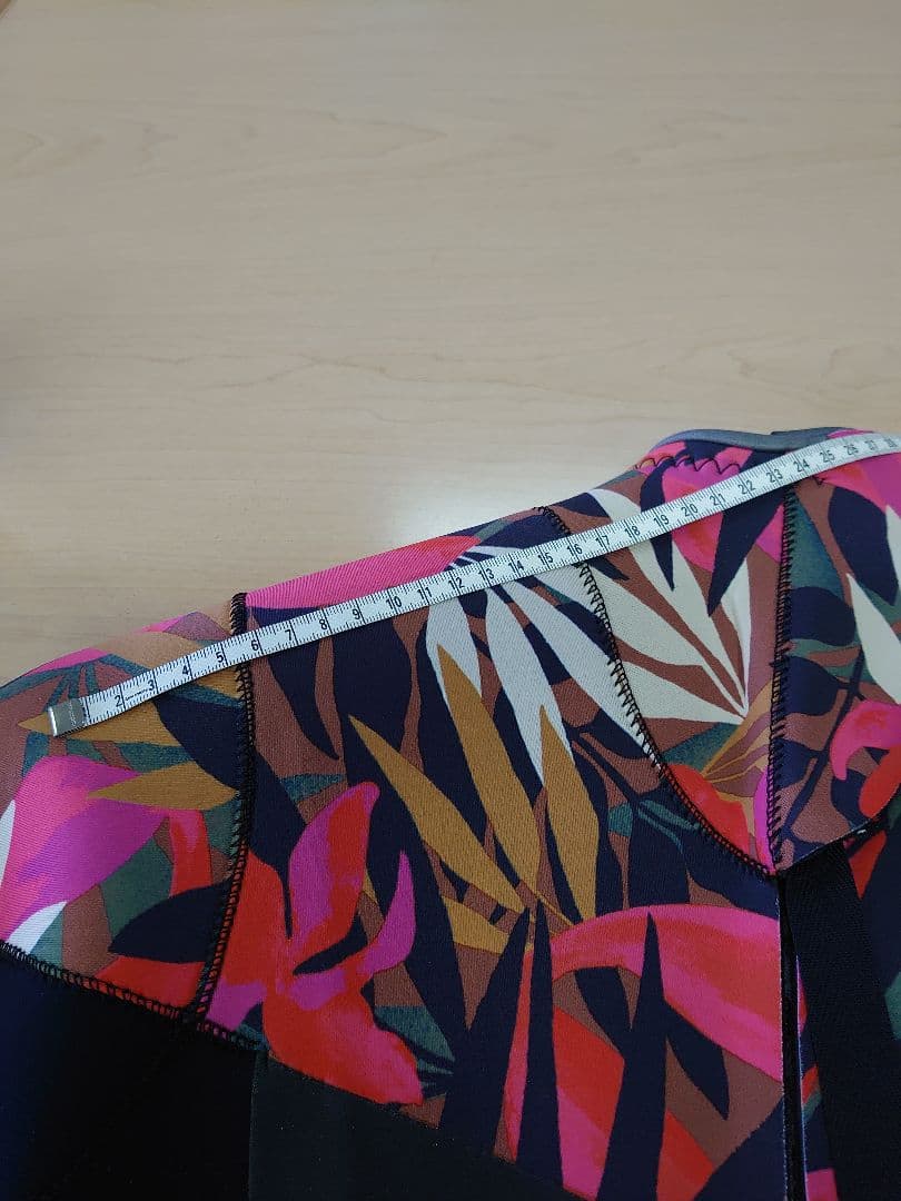 Billabong 秋冬初春用 裏起毛セミドライスーツ 黒・赤/カラフル葉柄