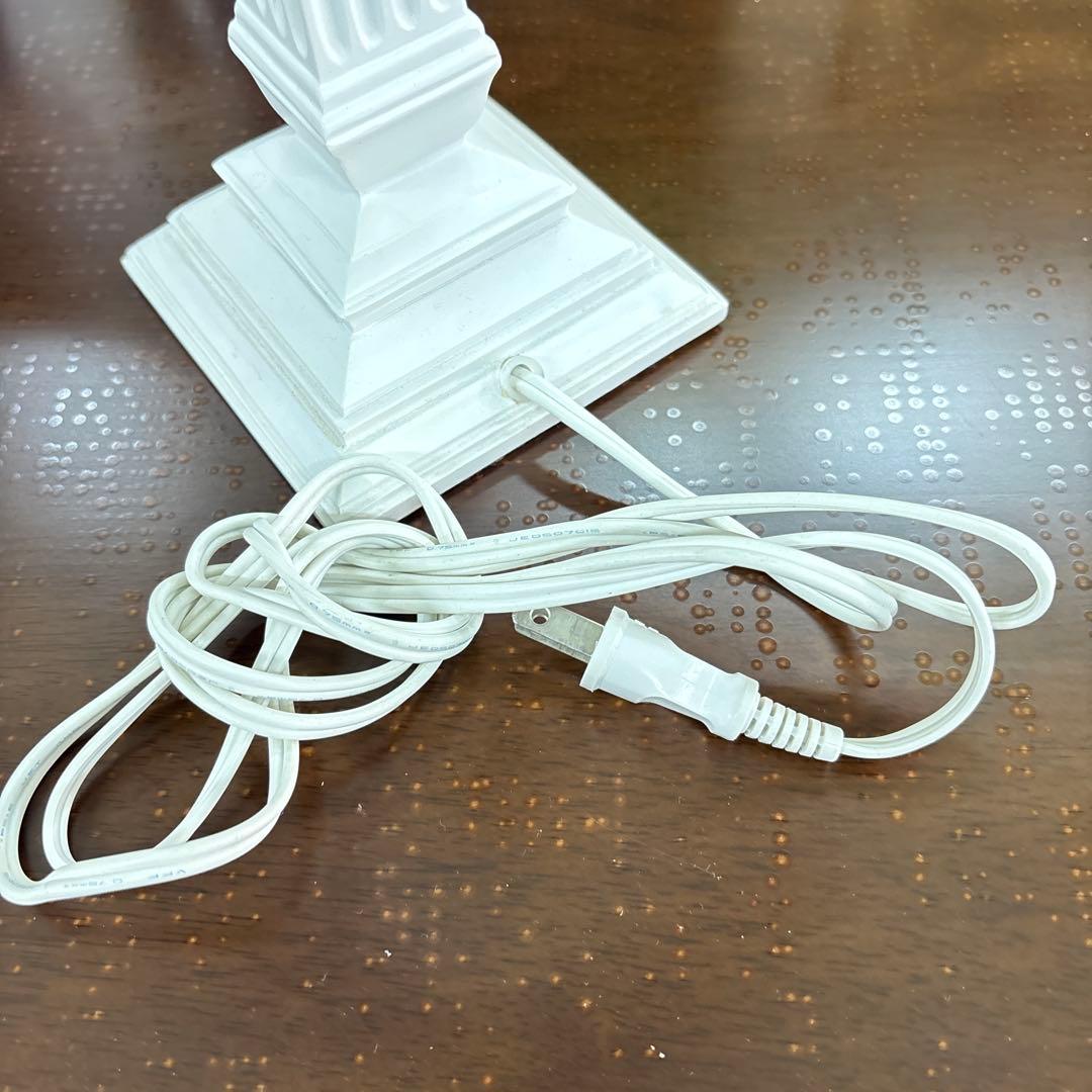 ローラアシュレイのプリーツシェード付きテーブルランプ