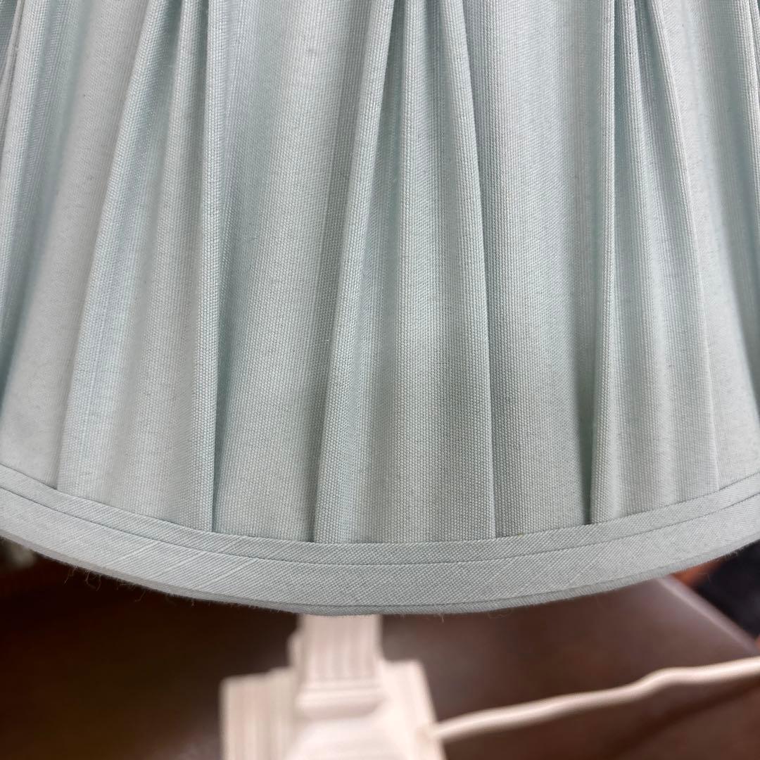 ローラアシュレイのプリーツシェード付きテーブルランプ