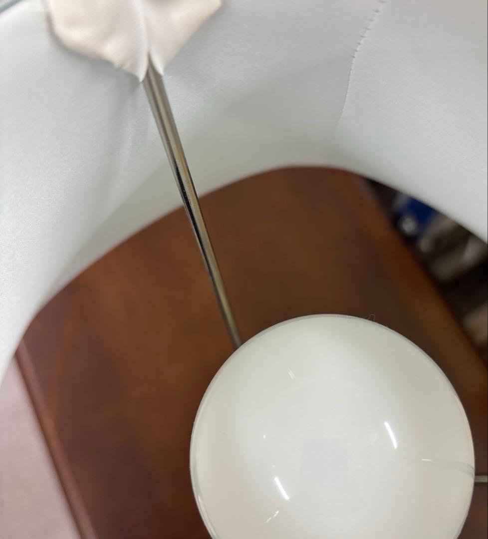 ローラアシュレイのプリーツシェード付きテーブルランプ