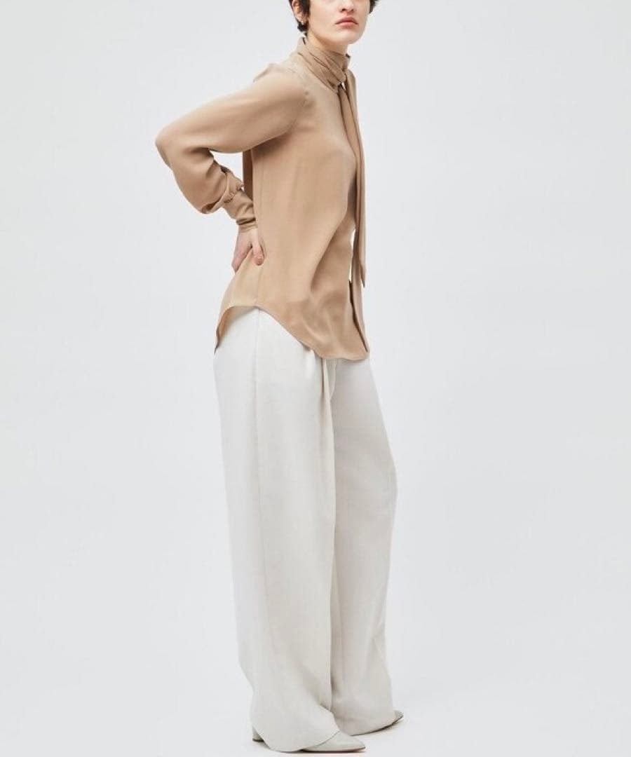 【ベイジ】ボウタイ　リボン　ハイネック　ブラウス　とろみ　ベージュ　金ボタン