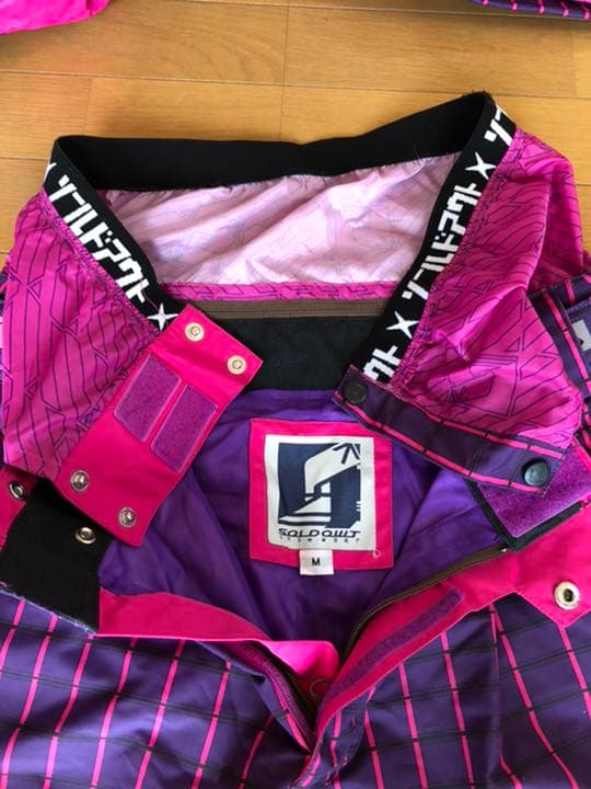 ソールドアウトのスノーボードウェア上下セット　BURTON AK同等の機能性