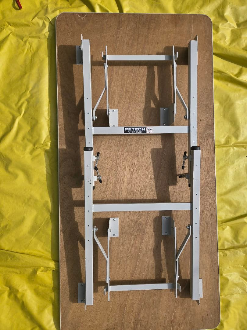 トリミングテーブル。ブランドはPETECHです。.