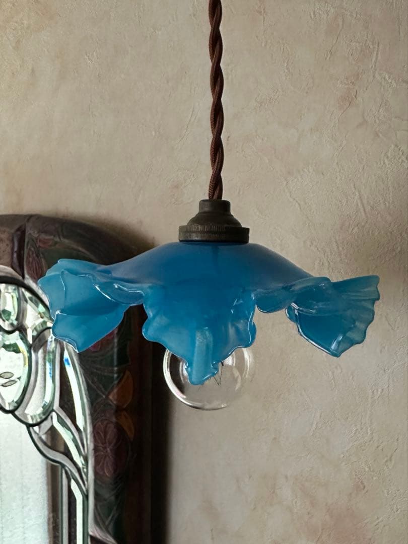 フランス アンティーク 乳白色ブルーオパリンガラスの可愛いお花アトリエランプ＊