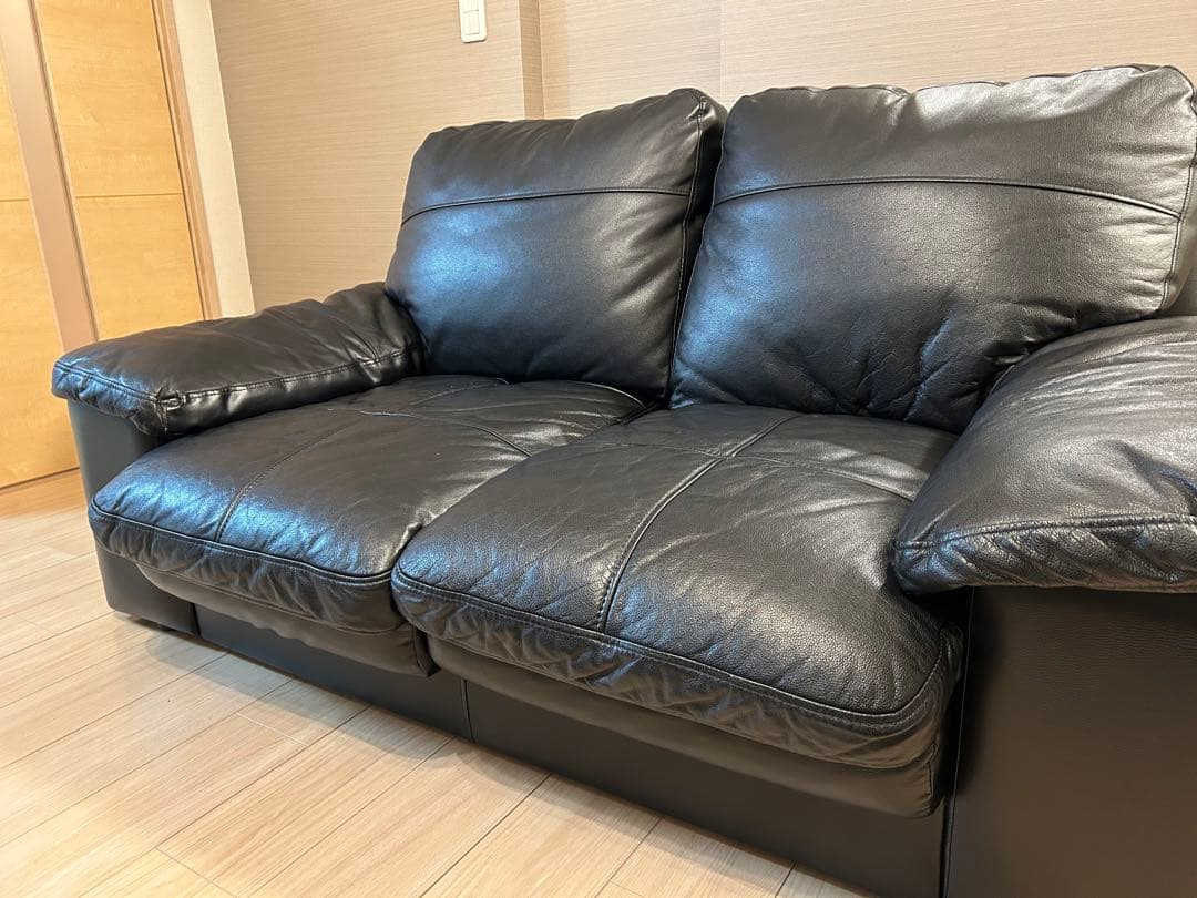 黒のレザー2人掛けソファ
