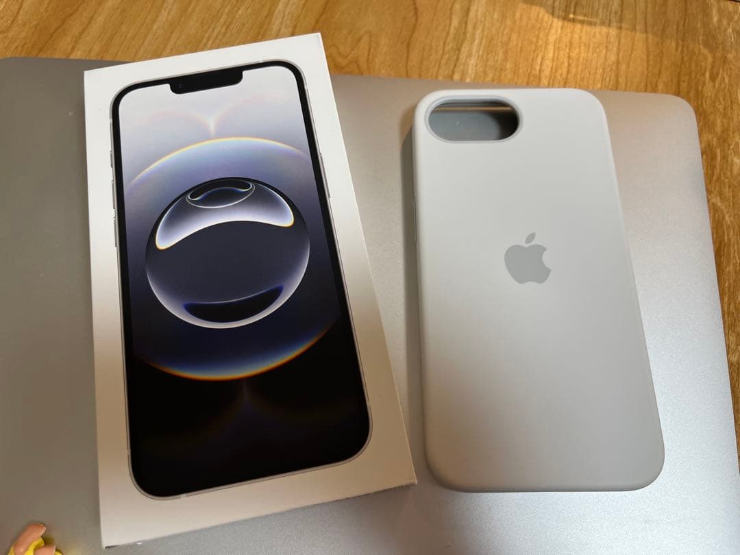 新品に近い 美品 iPhone 16e ホワイト 128GB バッテリー100%