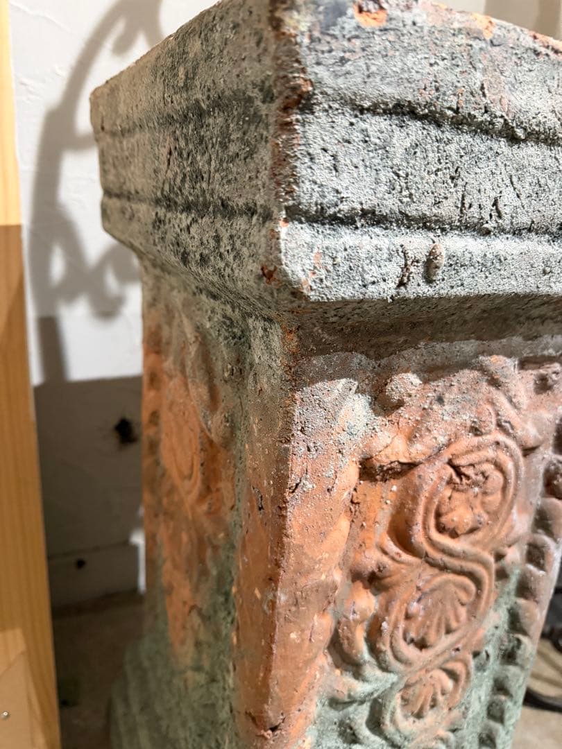 装飾が素敵な大きなアンティーク風プランター