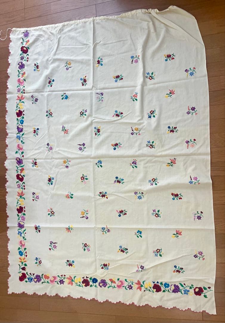 ハンガリー蚤の市購入ヴィンテージカロチャ刺繍カーテン2枚