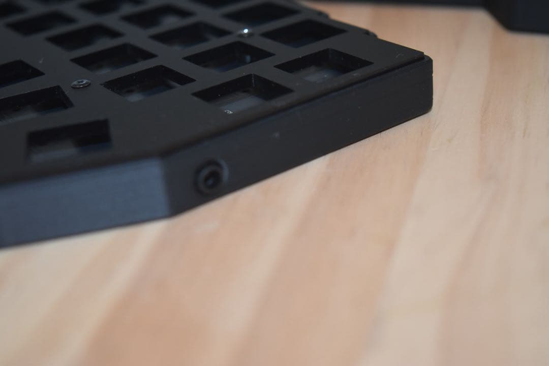 corne v4 cherry マットブラック　ベアボーン