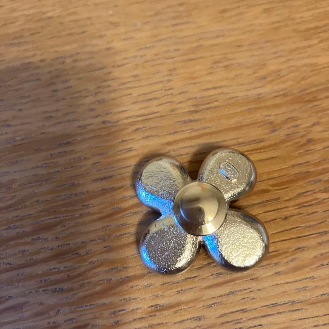 シャネル　クローバ＾ツィードピンブローチ　２個