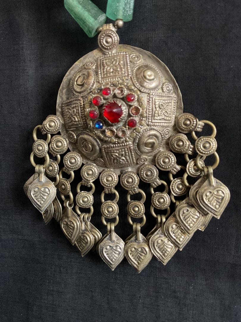 古いアフガニスタン伝統工芸「ローマンガラスと民族ジュエリーのペンダント」