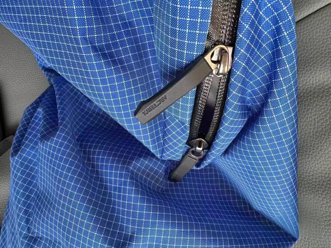 未使用ARC'TERYX Konseal15バッグパック青い格子