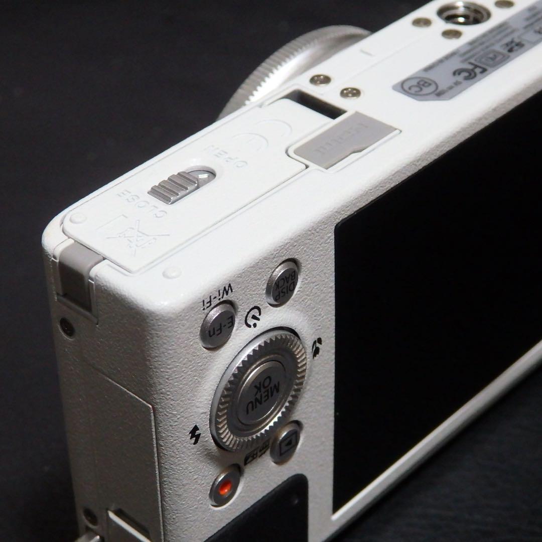 動作確認済み　美品　Fujifilm XQ2 ホワイト フジフイルム