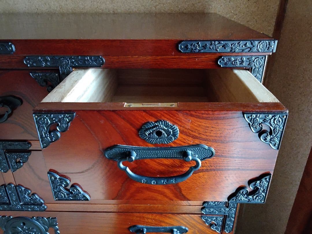 伝統的な和風木製タンス 7引き出し