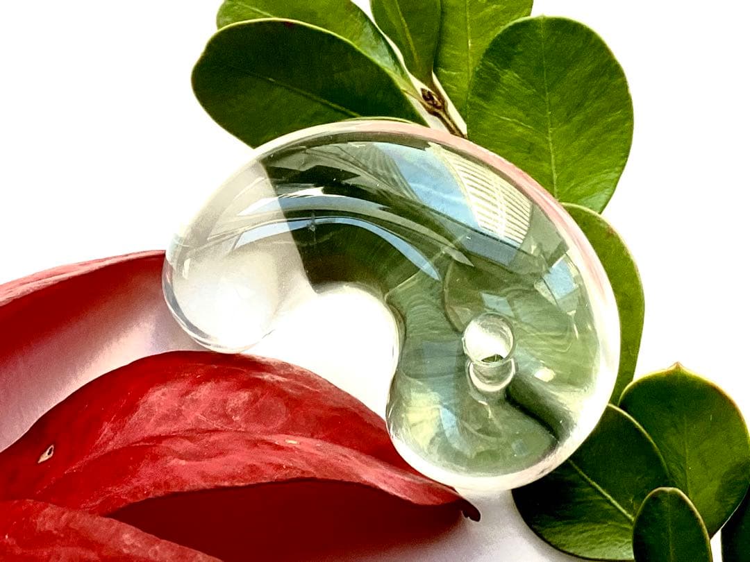 ✳抜群高品質　貴重‼️ 国産水晶最高峰の黒平水晶大型勾玉　透明感抜群　鑑別書付‼️