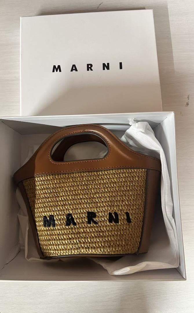 早物勝ち MARNI ロゴ入りかごバッグ