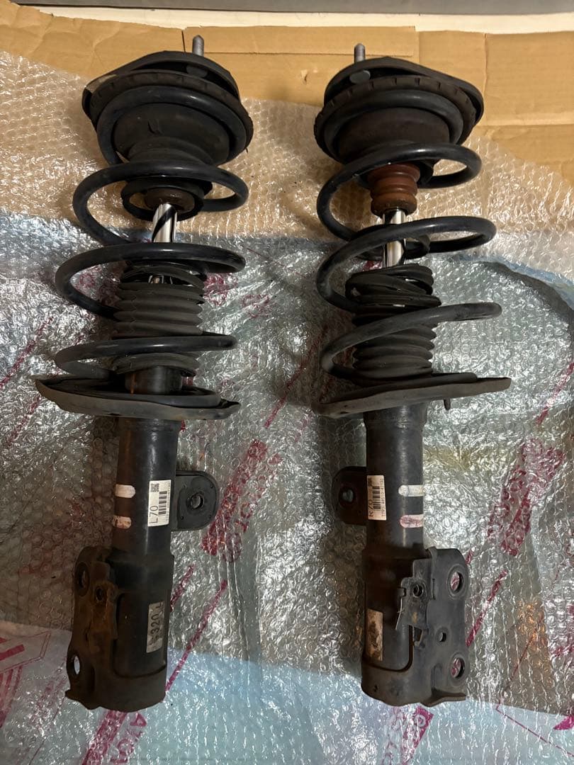 30プリウス後期純正サスペンション一台分