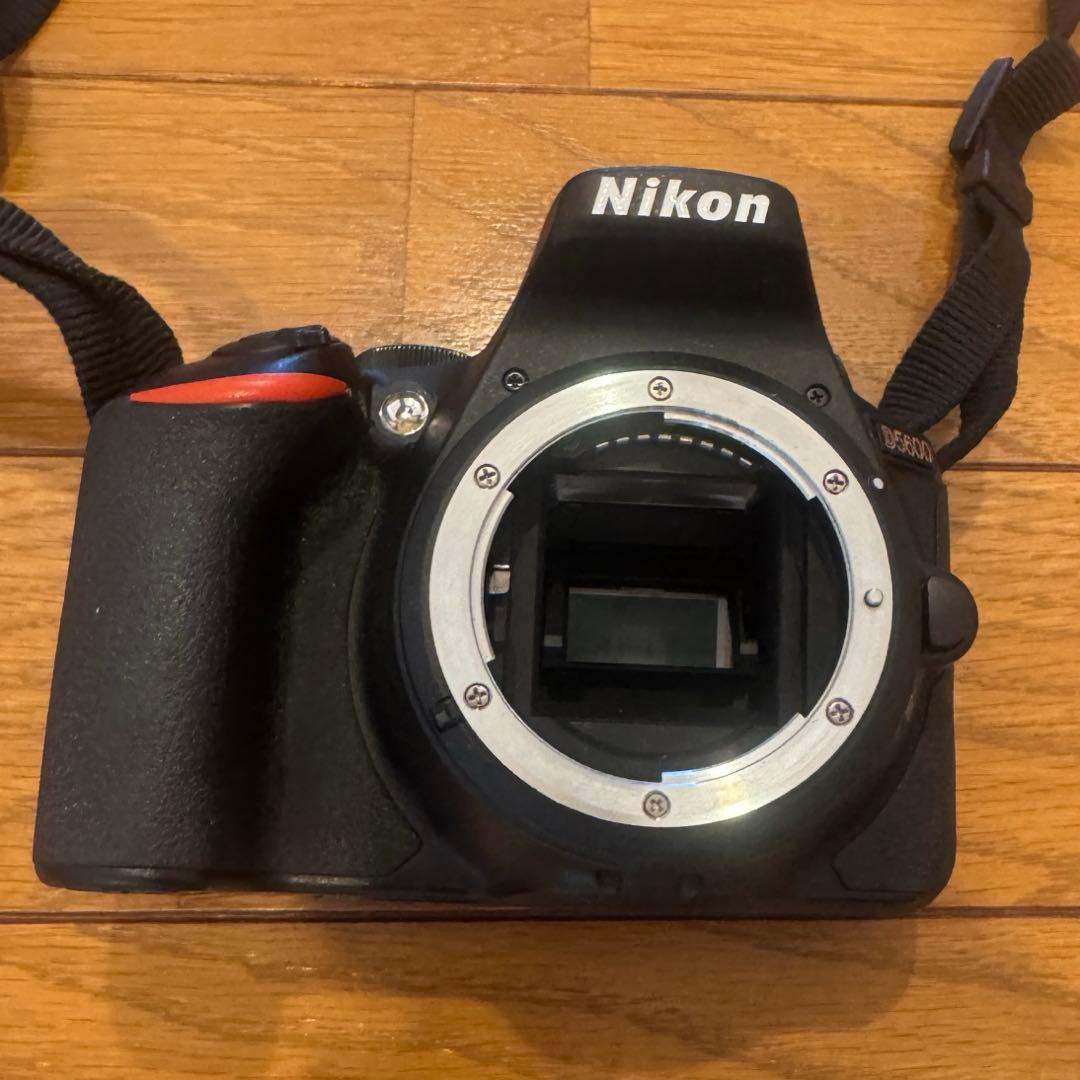 Nikon D5600 2本レンズ付き ショット数7888枚