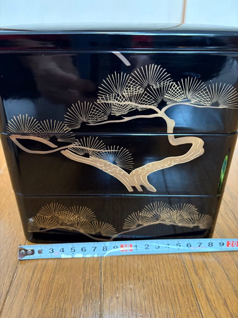 黒漆器重箱 鶴と扇の金箔装飾