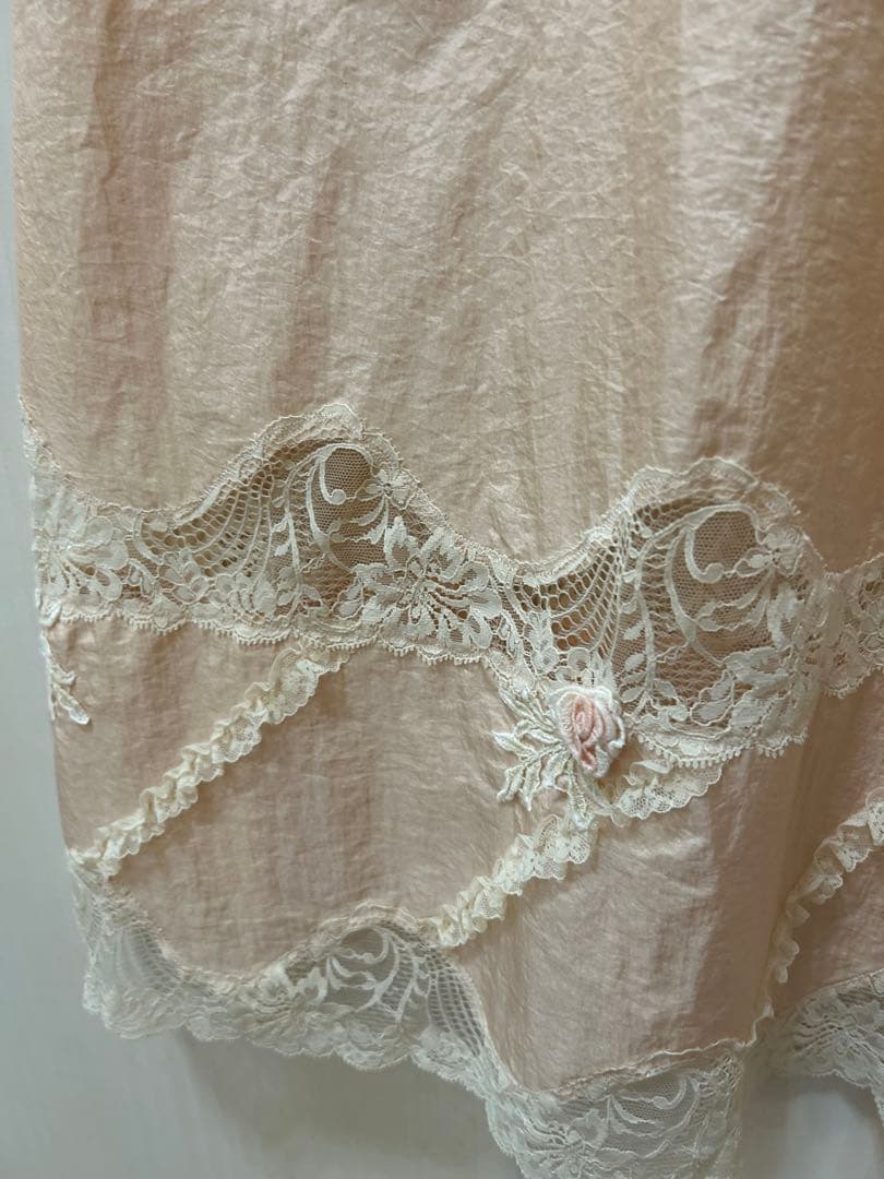 新品未使用さえら可愛いヒスクローネピンクのレース装飾エプロンゆったりサイズ