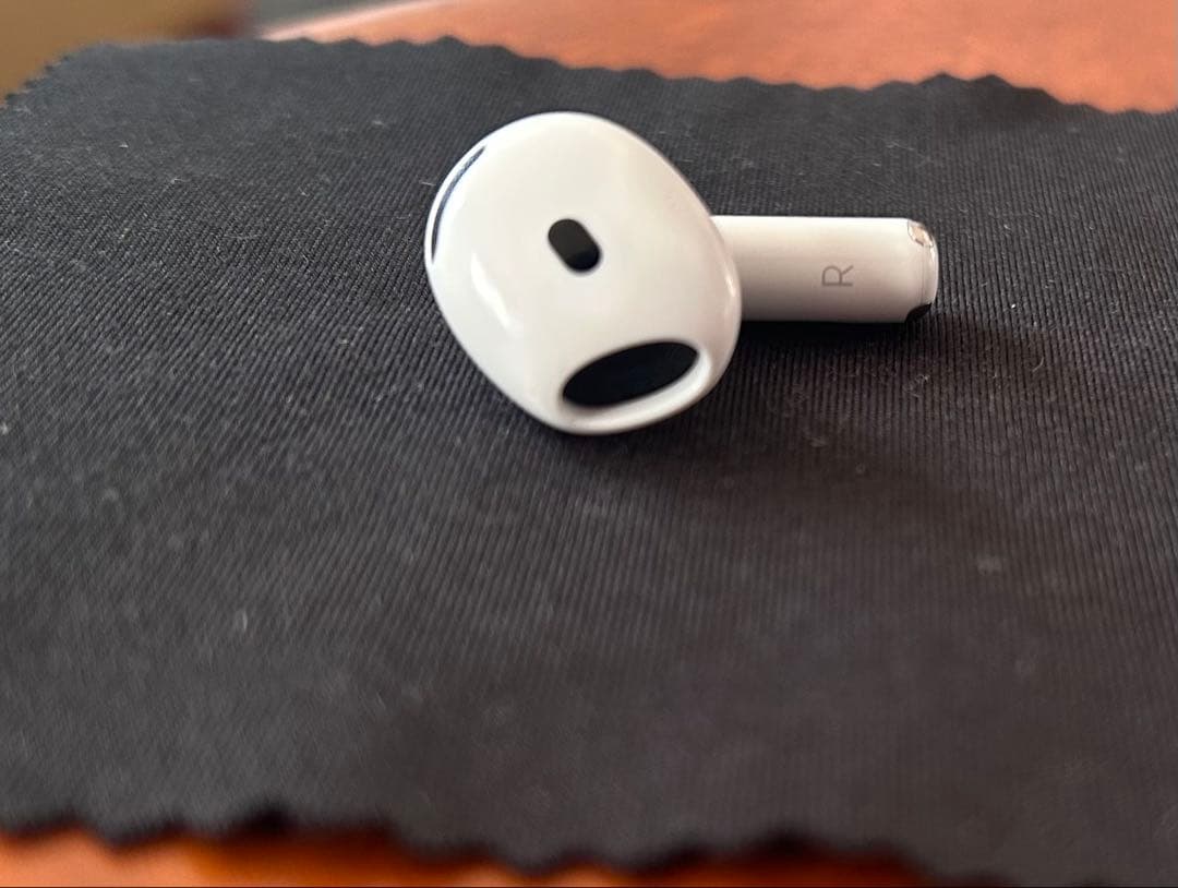 【保証期間内】AirPods4 右耳のみ　充電ケース付き