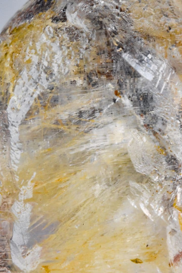 パキスタンスカルドゥ産 角閃石入りアイスクリスタル