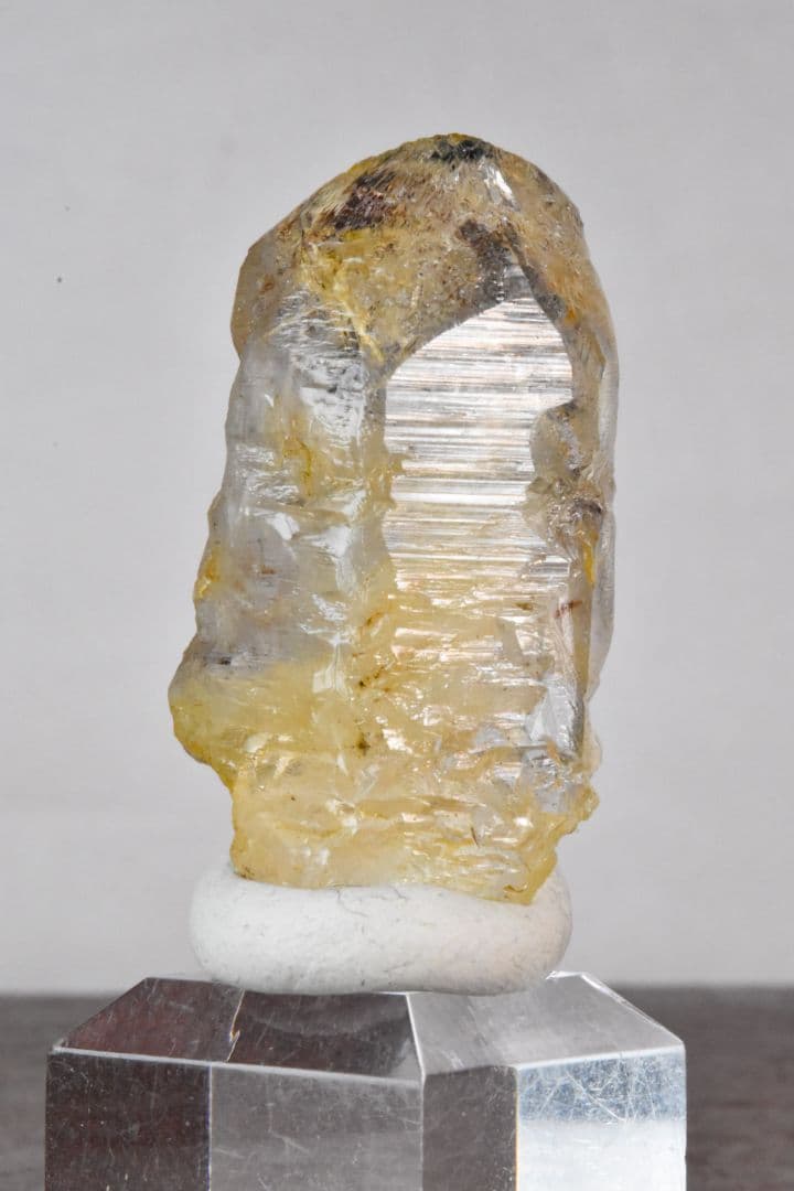 パキスタンスカルドゥ産 角閃石入りアイスクリスタル