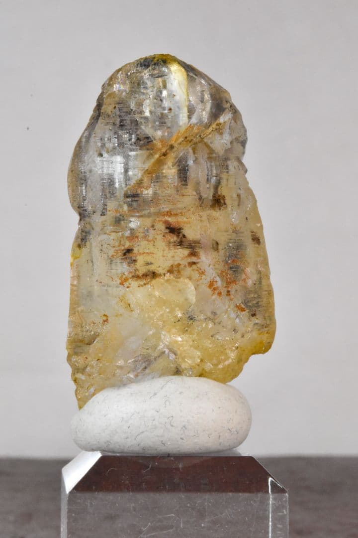 パキスタンスカルドゥ産 角閃石入りアイスクリスタル