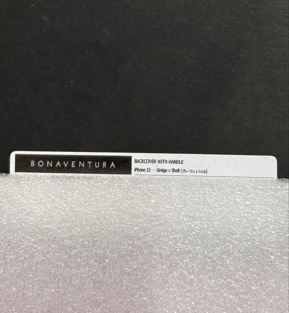 ボナベンチュラiPhone15ハンドル付スマホケース刻印入グレージュシェル