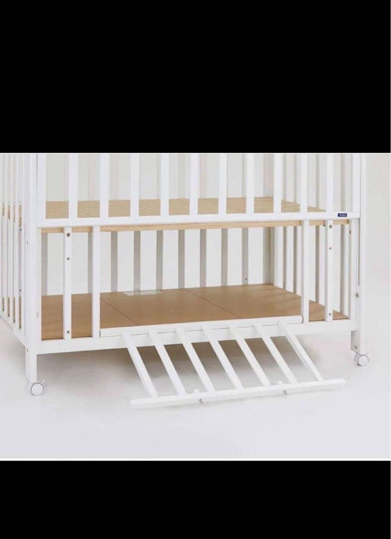 カトージ　ベビーベッド／敷布団2枚付き