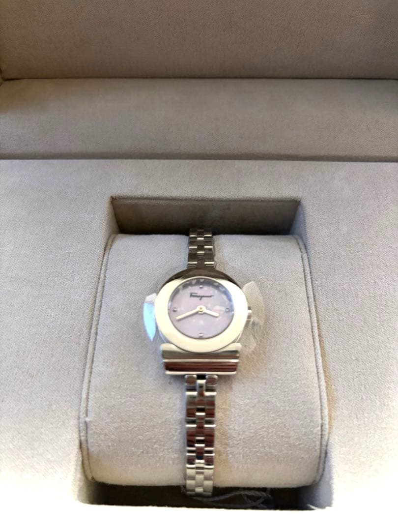 【新品未使用】Ferragamo レディース腕時計