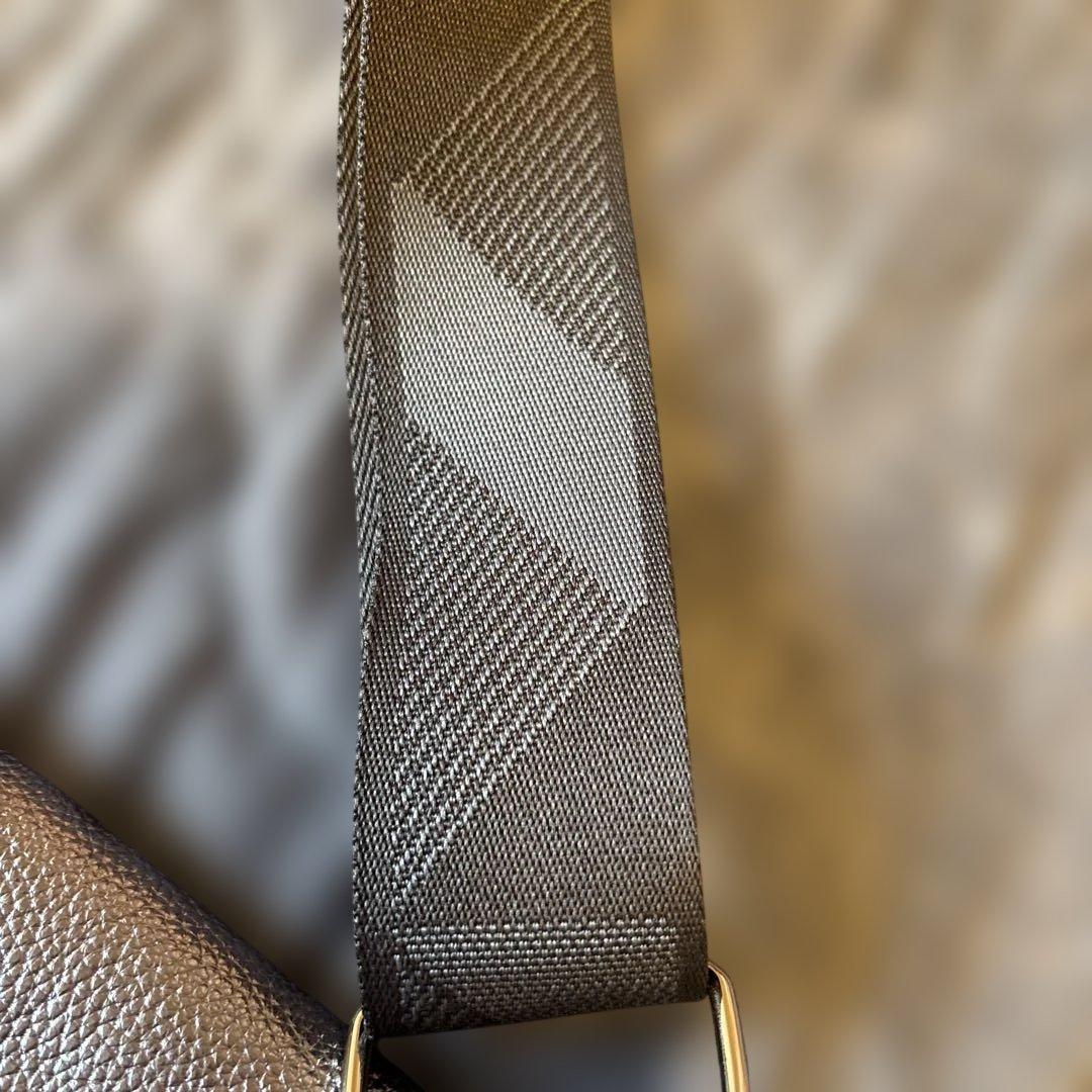 イアパピヨネ　メタリックシルバー ショルダーバッグ