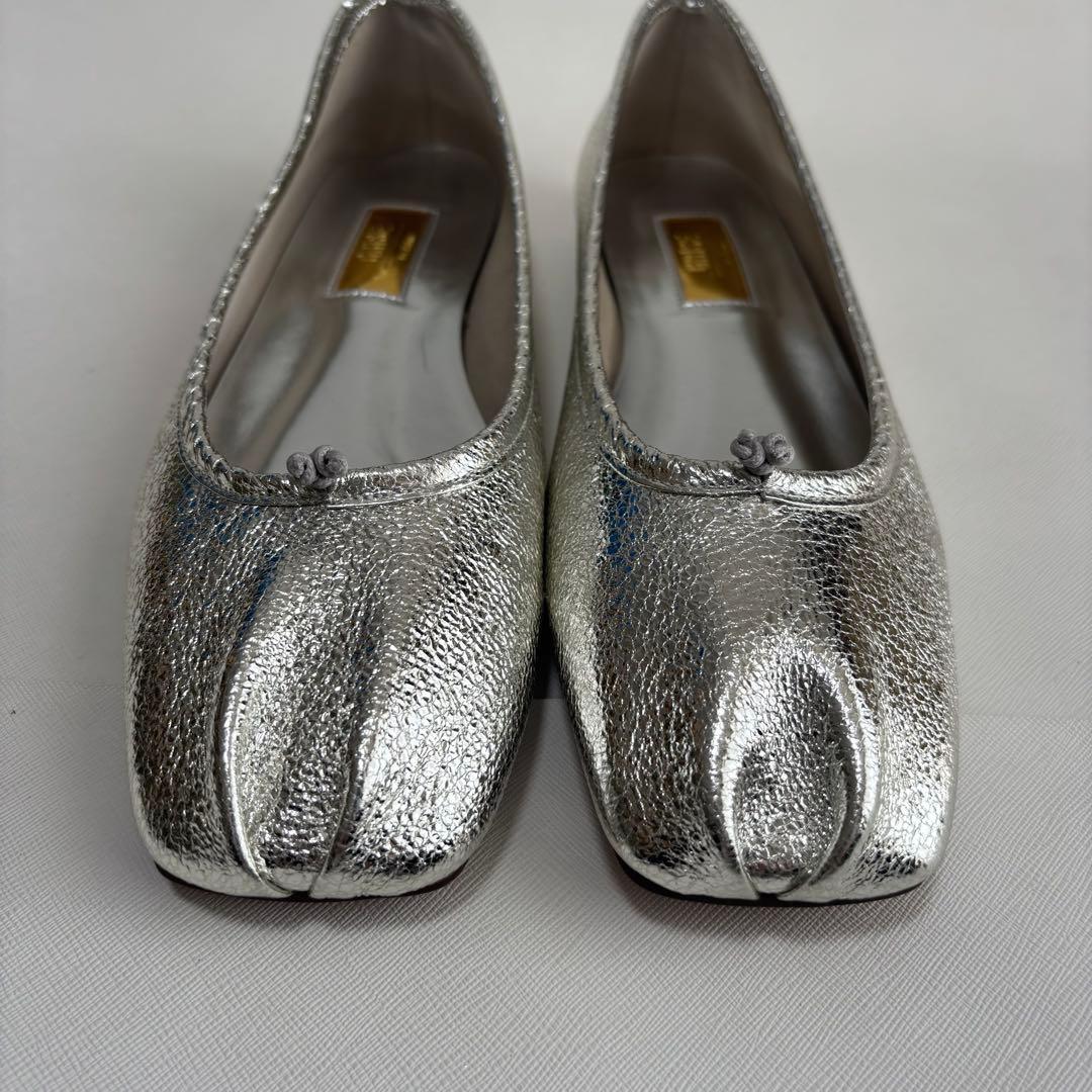 美品　GRISEレザースクエアプリーツフラット　シルバー　25cm