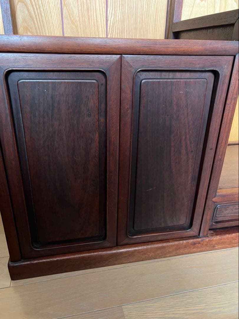 木製ラック 飾り棚ダークブラウン 収納扉付き