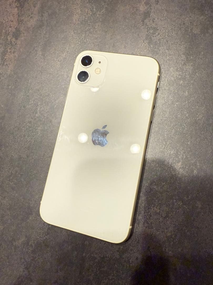 【美品・ひび割れなし】Apple iPhone 11本体　ホワイト