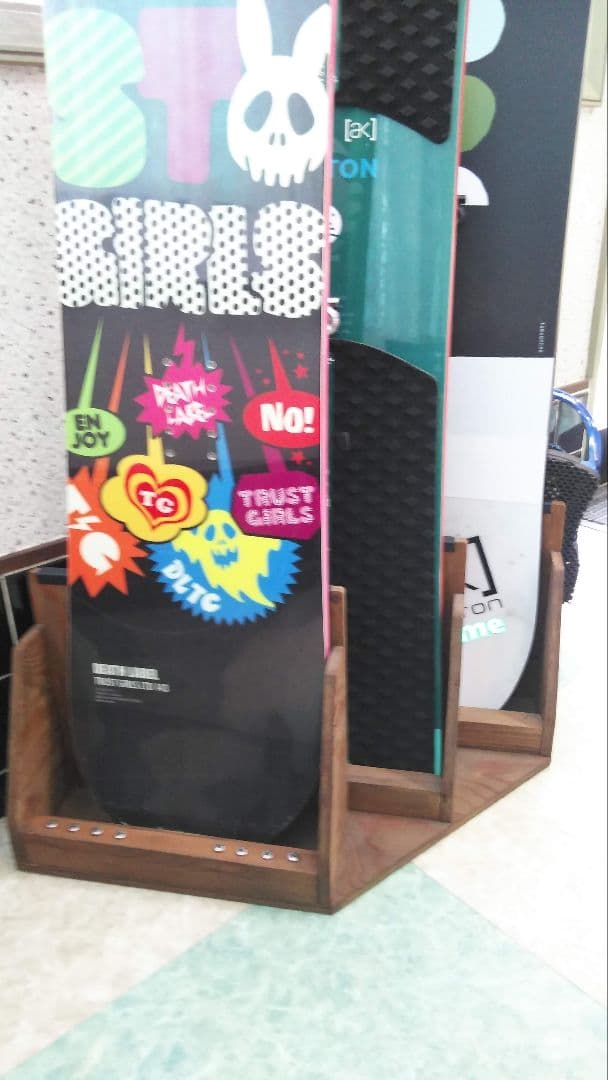 スノーボードディスプレイスタンド　３本用カラーウィールナット左側用　ハンドメイド