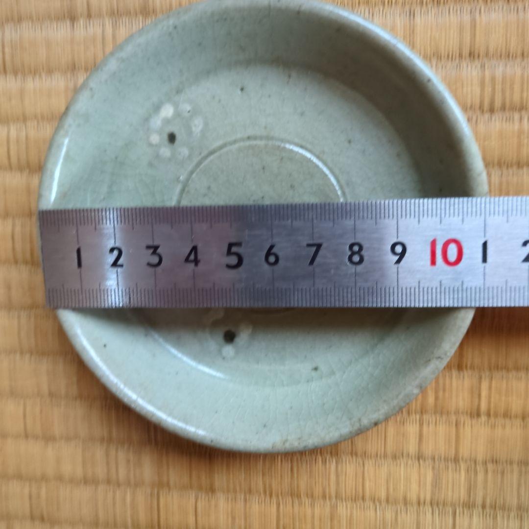 グレーの円形陶器皿　高麗青磁　骨董品　酒盃　小皿