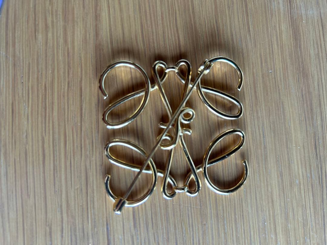 ロエベ　アナグラムブローチ　ゴールドカラー