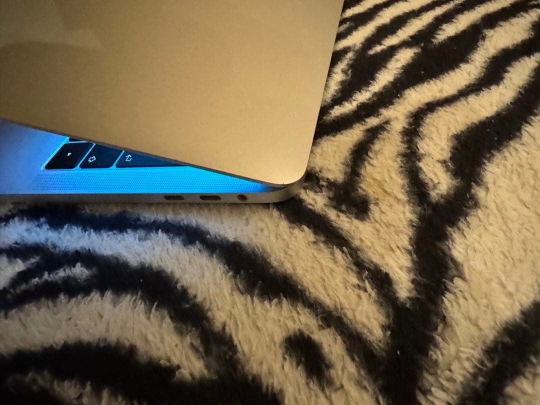 マックブック　MacBook Pro 2018　タッチバー