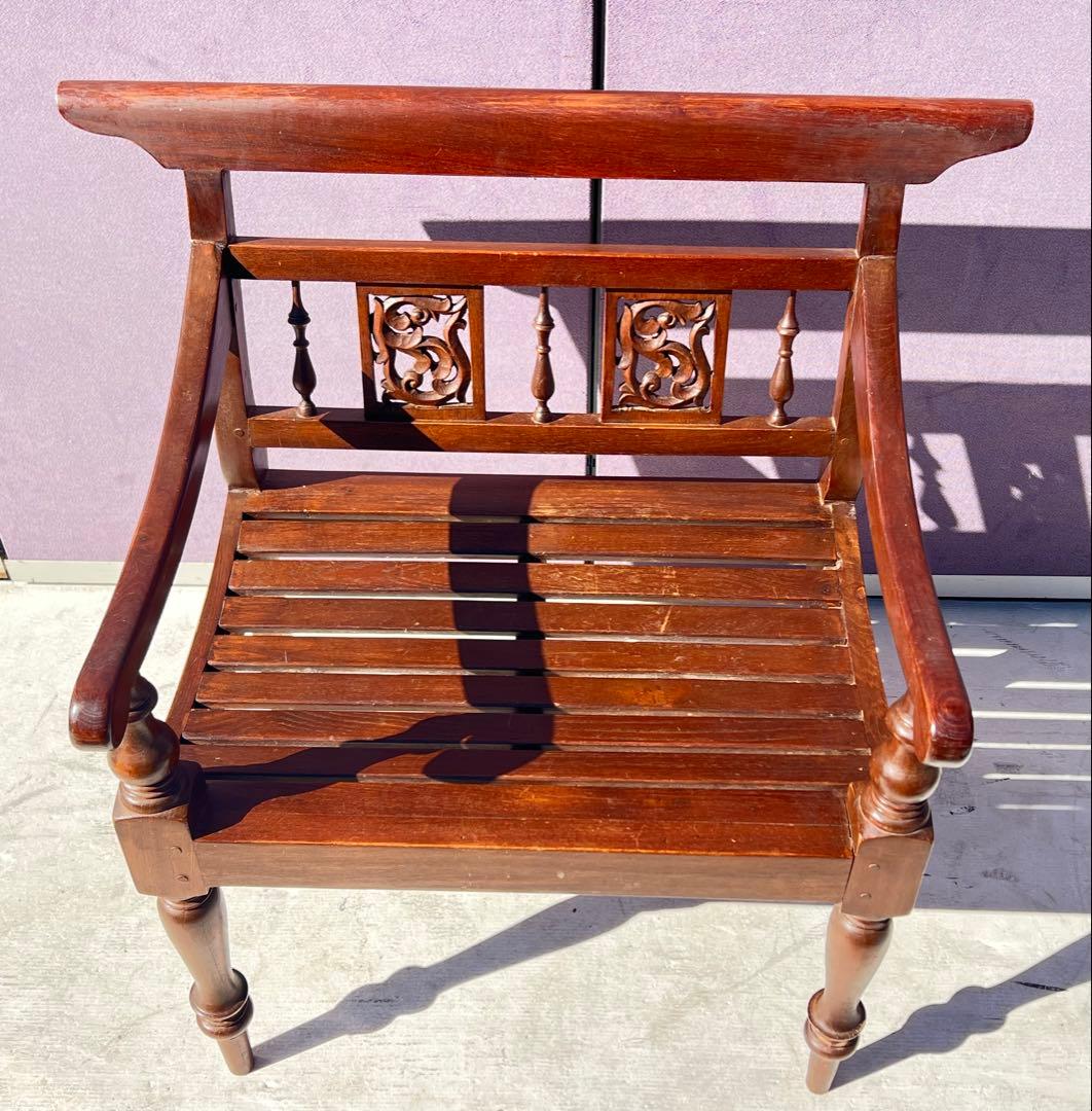 チーク材またはオーク材で作られたオランダ植民地風のベンチまたは椅子