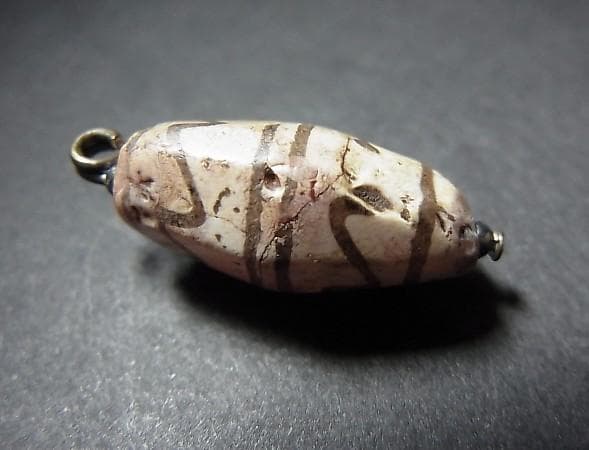 ★G2601★古代ストーンビーズ (A45)クシャン　白い紅玉髄　エッジド