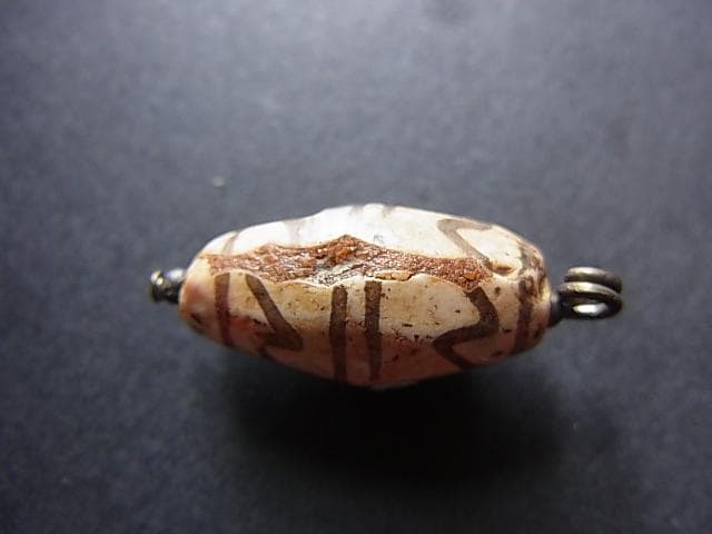 ★G2601★古代ストーンビーズ (A45)クシャン　白い紅玉髄　エッジド