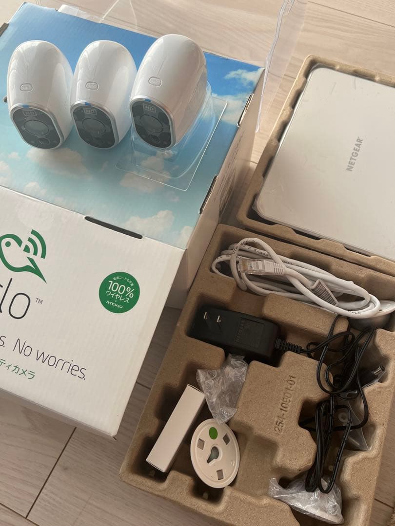 Arlo 無線防犯カメラ 3台セット 追加用2台(合計5台)とNETGEAR1台