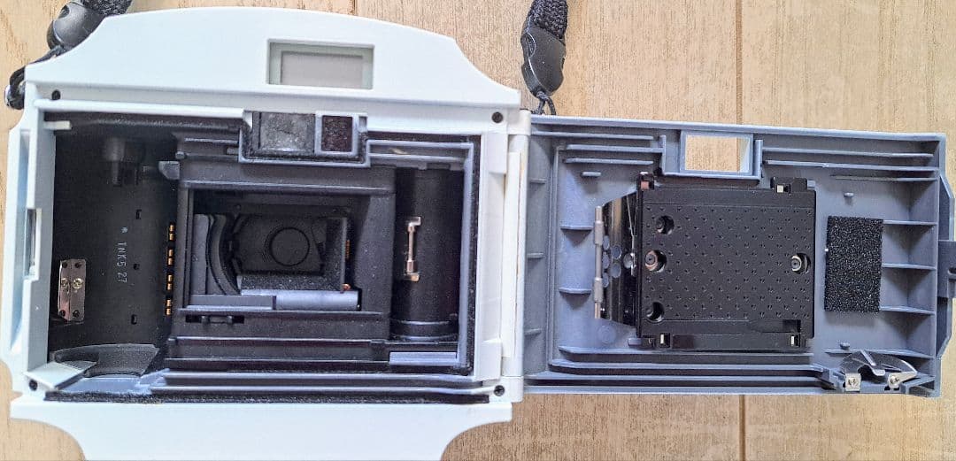 動作確認オリンパス エクリュ コンパクトフィルムカメラ電池入り！ケースストラップ